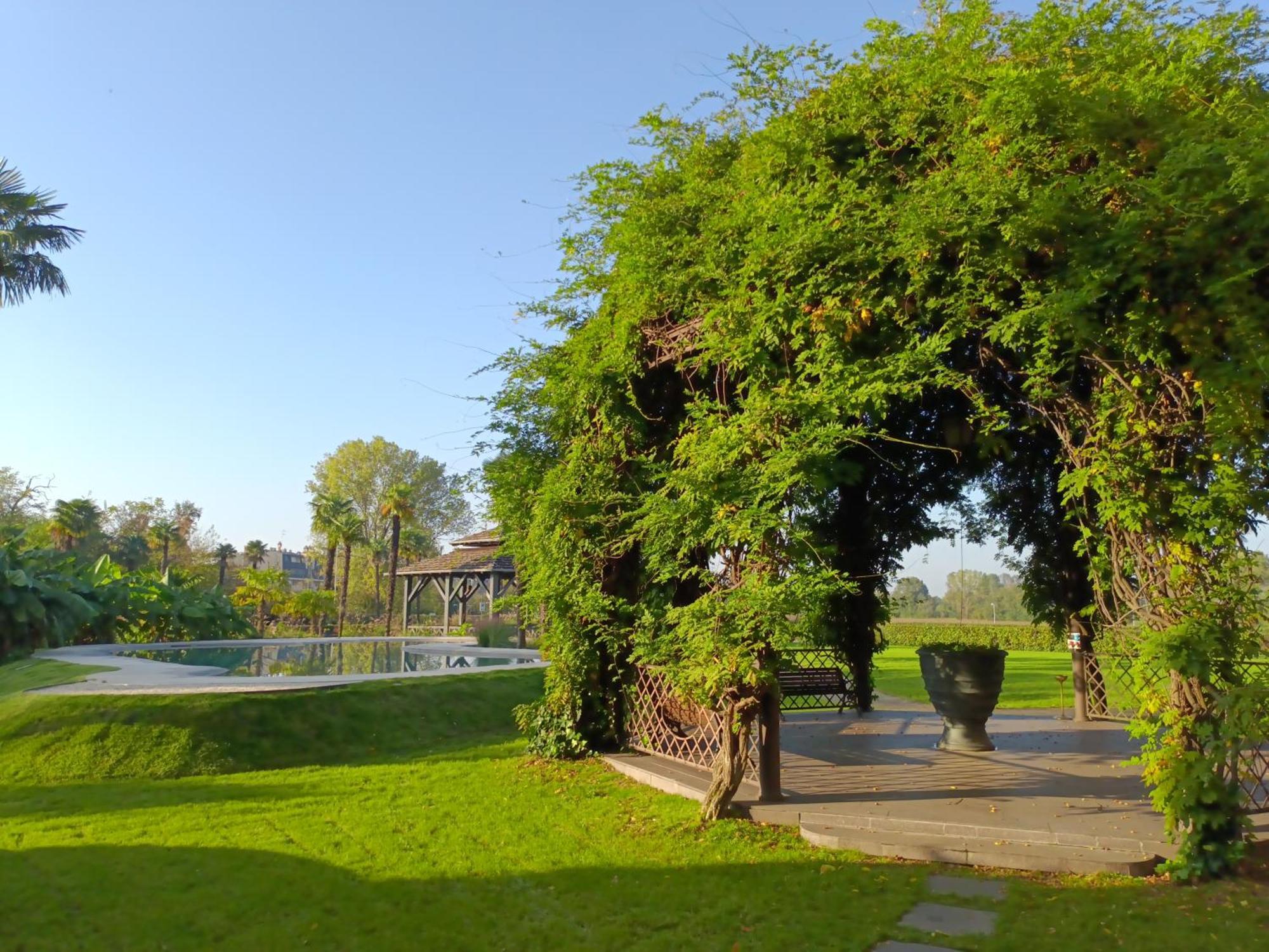 Royal Garden Assago Milano Hotel Exterior photo